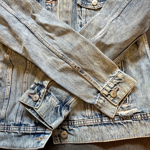 Old Navy Distressed Denim Jacket - Picture 4 of 9